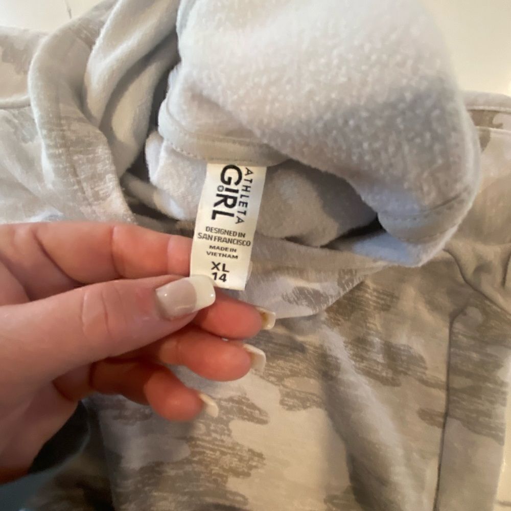 Athleta Girl Size 14 XL Camo Hoodie Sweatshirt Gray Thumbholes Modal Blend Soft - Picture 8 of 10